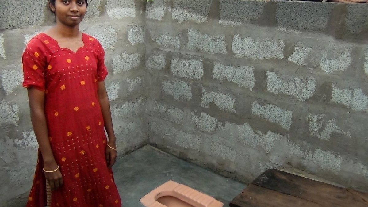Индийскую девушку поймали в туалете