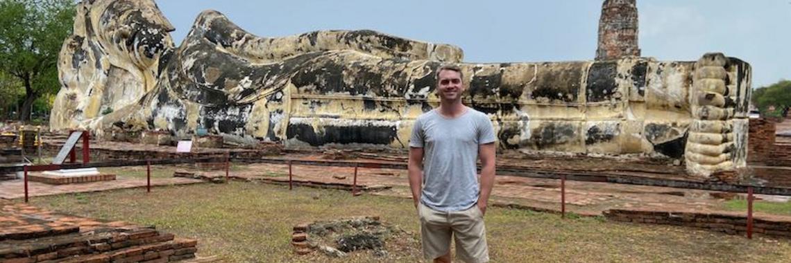 lucas_weaver_lendahand_at_Wat_Lokaya_Sutha_Ayutthaya